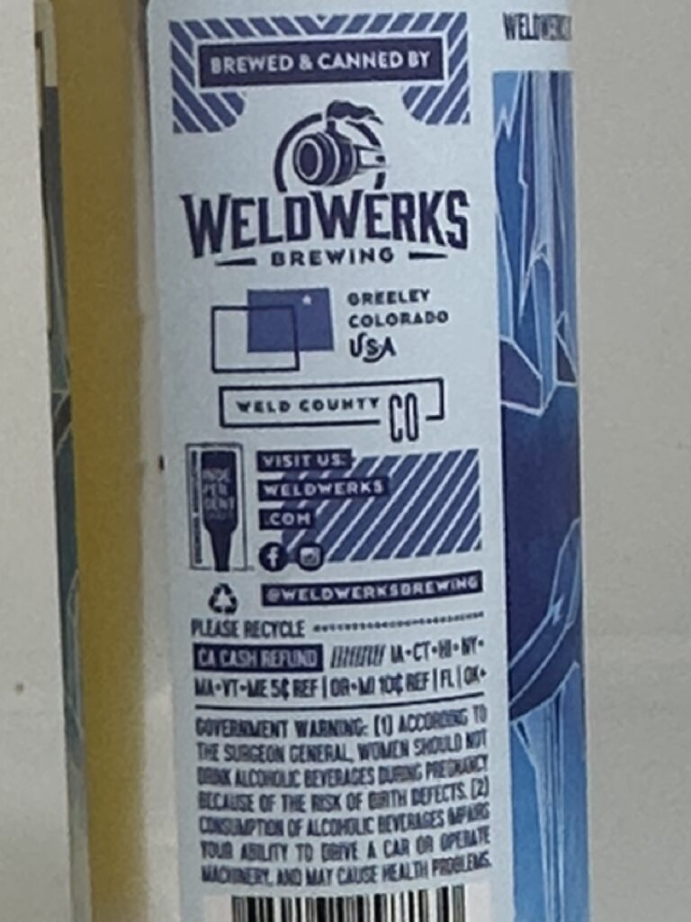 グラスに注いだコールドIPA。強い濁りが特徴的