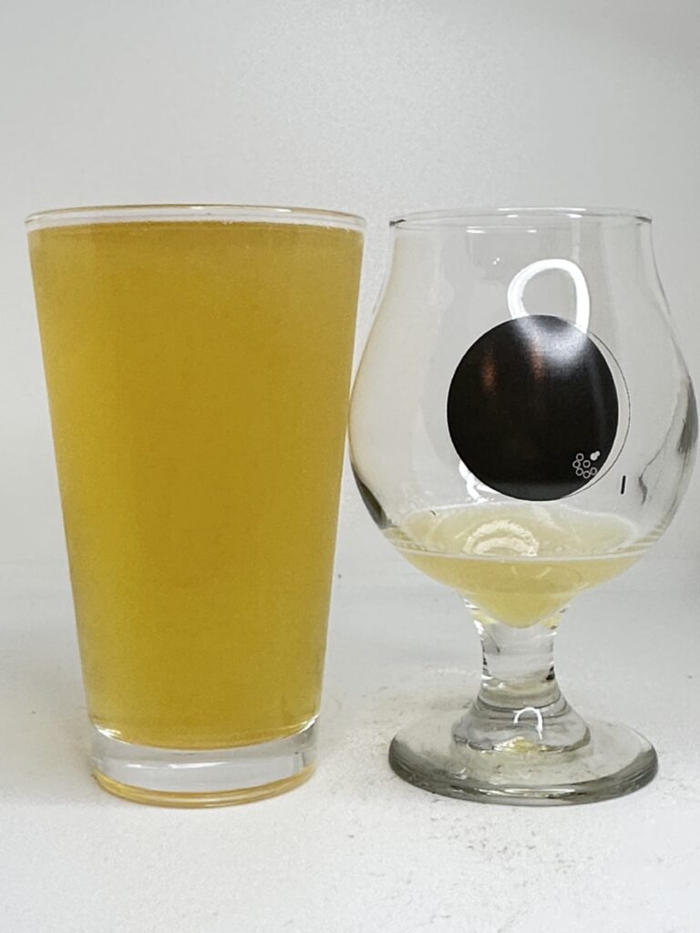 コールドIPAの泡立ち。きめ細かい泡がグラスに残る