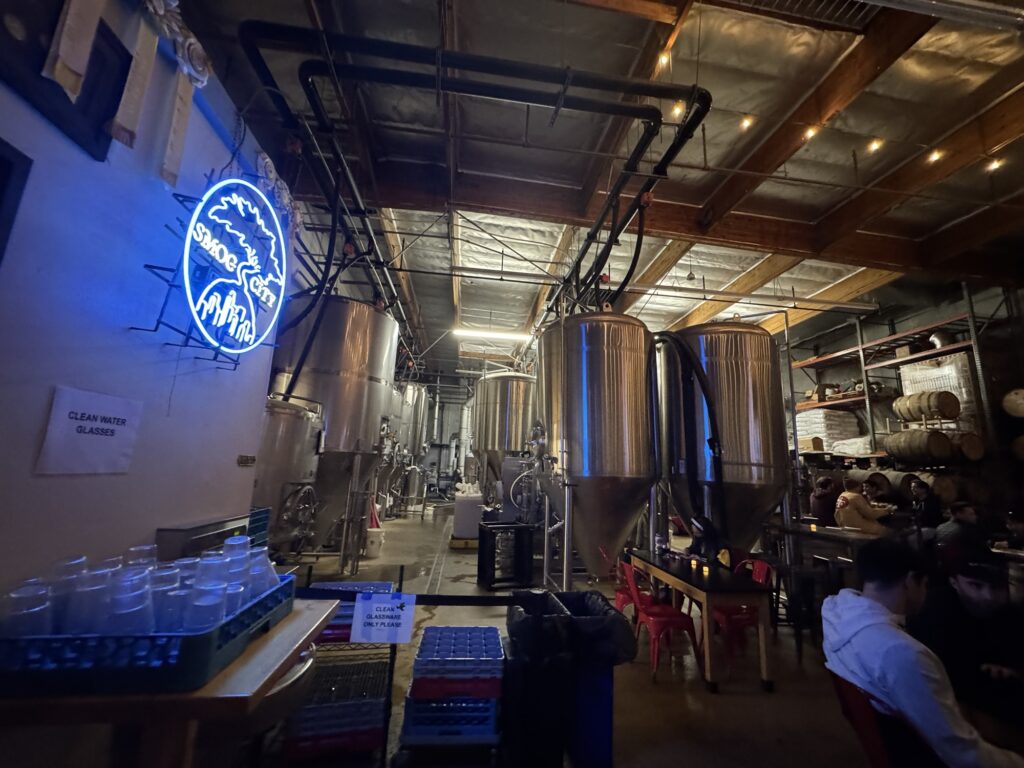 Smog City Brewingのタップルーム内観写真