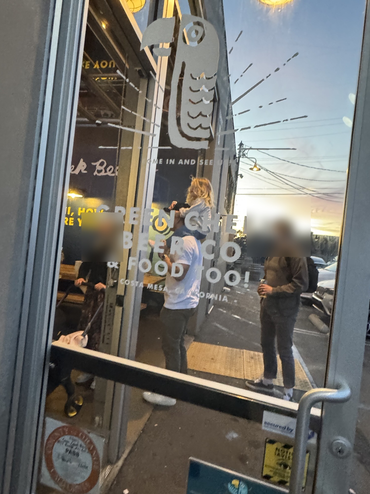 Green Cheek Beer Co. Costa Mesa店の入口ガラスドア